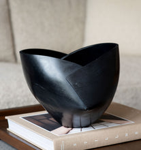 Load image into Gallery viewer, Dearcán Dubh Vessel