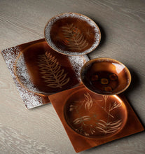 Load image into Gallery viewer, Enamel Plate Set with Leaf Motif